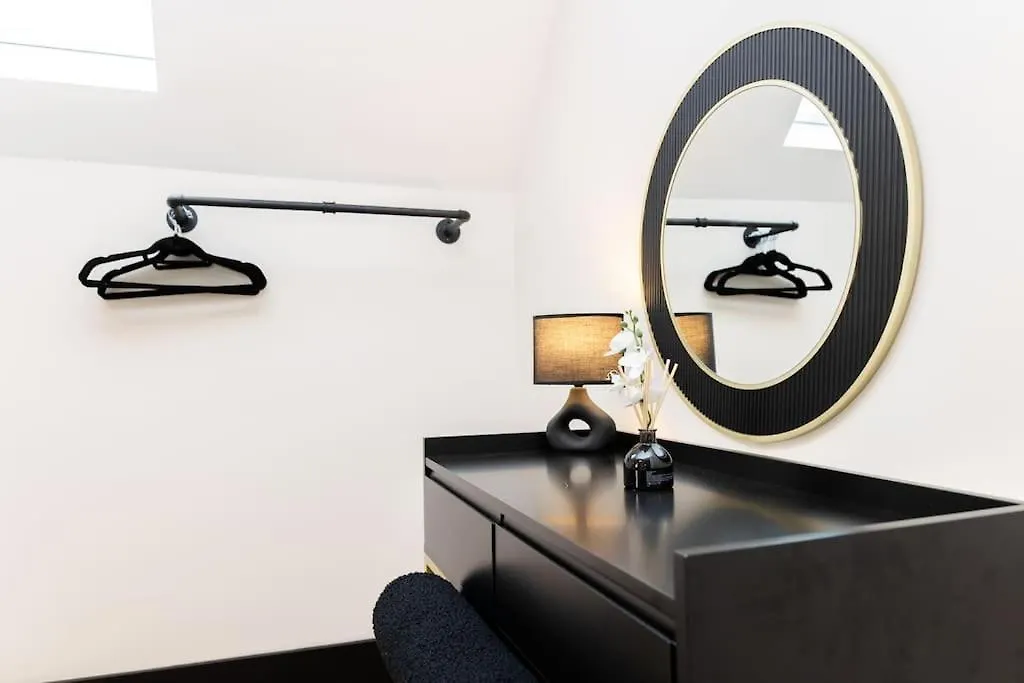 The Berriman Collection Stylish Sleeps 6 - 2 Bedroom Cardiff