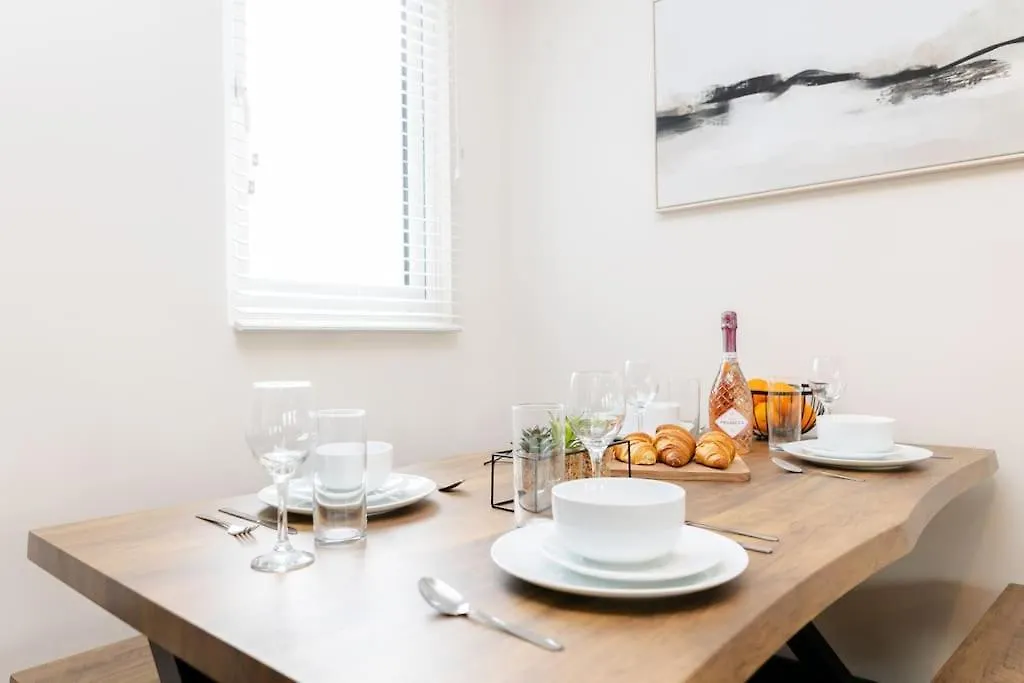 The Berriman Collection Stylish Sleeps 6 - 2 Bedroom Cardiff 0*,  United Kingdom