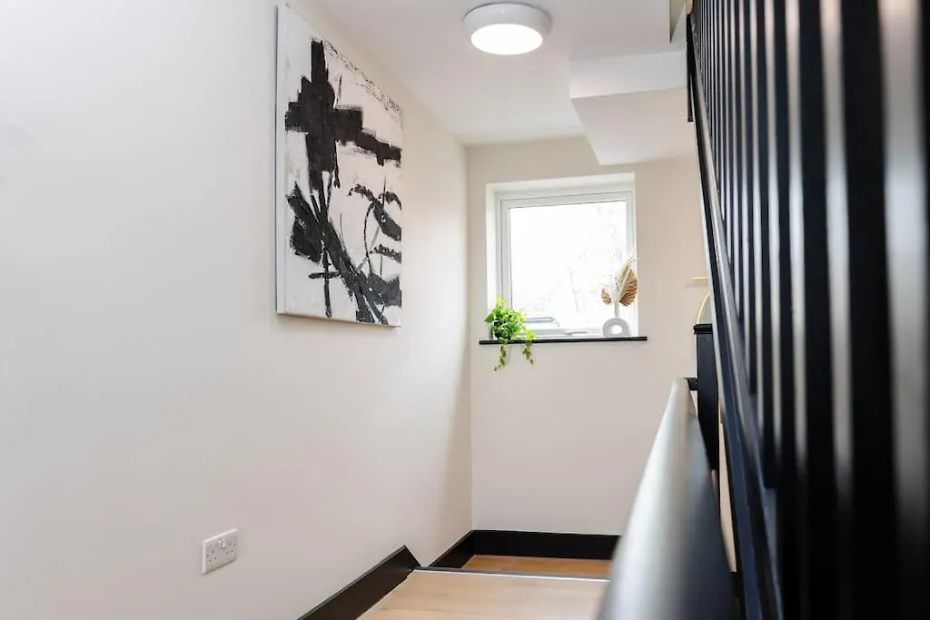 The Berriman Collection Stylish Sleeps 6 - 2 Bedroom Cardiff 0*,
