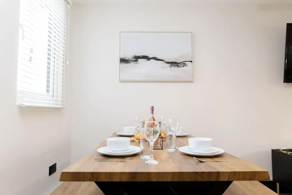 The Berriman Collection Stylish Sleeps 6 - 2 Bedroom Cardiff Apartment