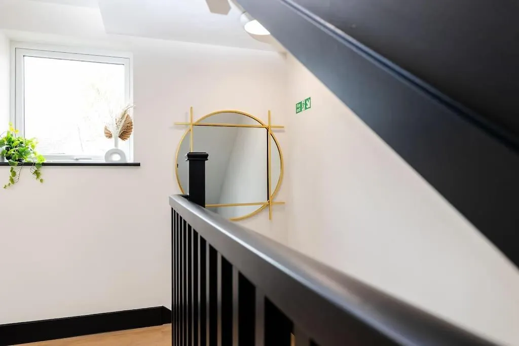 The Berriman Collection Stylish Sleeps 6 - 2 Bedroom Cardiff