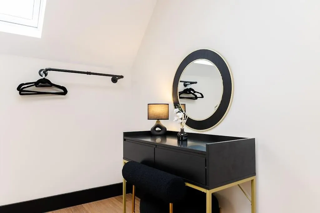 Apartment The Berriman Collection Stylish Sleeps 6 - 2 Bedroom Cardiff